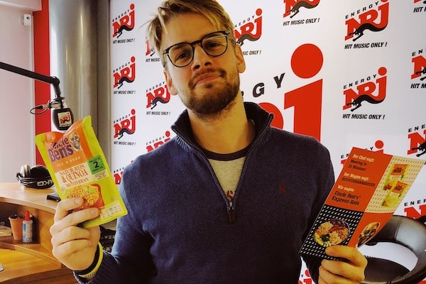 Mann mit Uncle Ben’s Probe vor einer Fotowand von Radio Energy