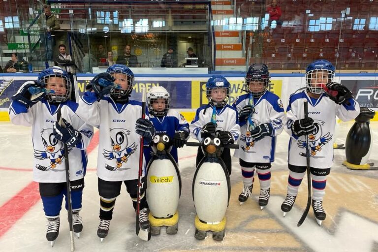 Kinder in Eishockey-Trikots in einer Eishalle, Dreh und Trink Verteilung