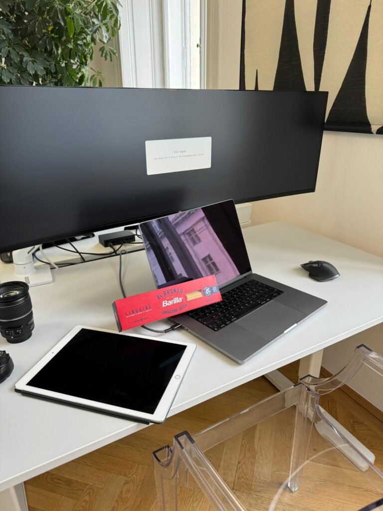 Schreibtisch im Büro mit Barilla Al Bronzo Probe, Sampling durch Freudebringer