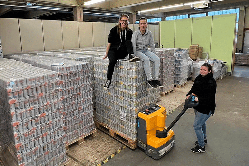 Lagerteam beim Konfektionieren und Versand der Werbemittel
