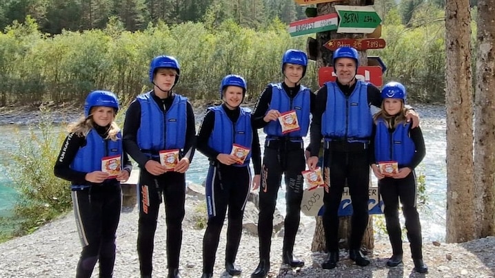 Gruppe in blauen Jacken im Freien mit Kelly’s Popchips Proben