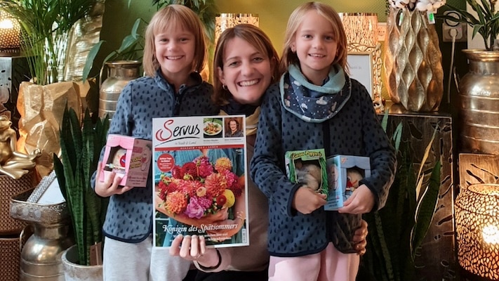 Drei Frauen mit Servus Magazin im Blumenhandel