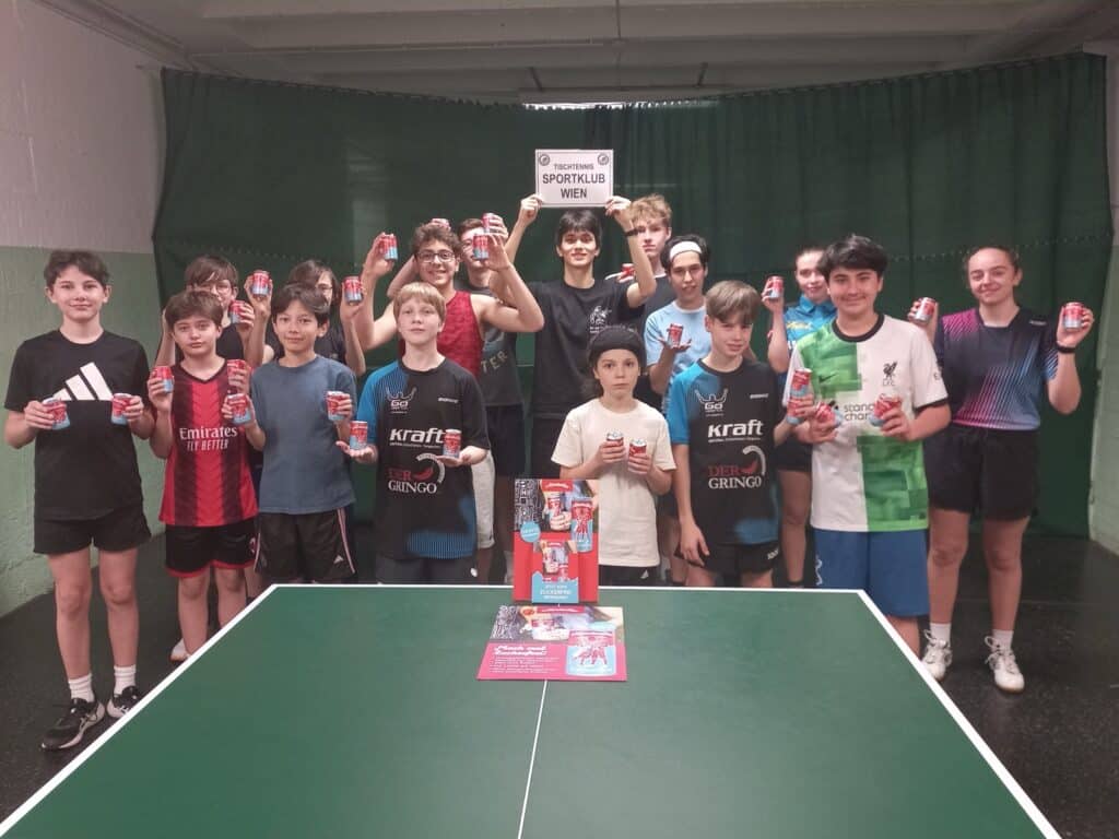 Kinder im Sportverein erhalten beim Familien-Sampling eine Almdudler Produktprobe