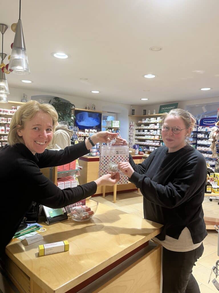 Übergabe einer MAM Produktprobe in der Apotheke