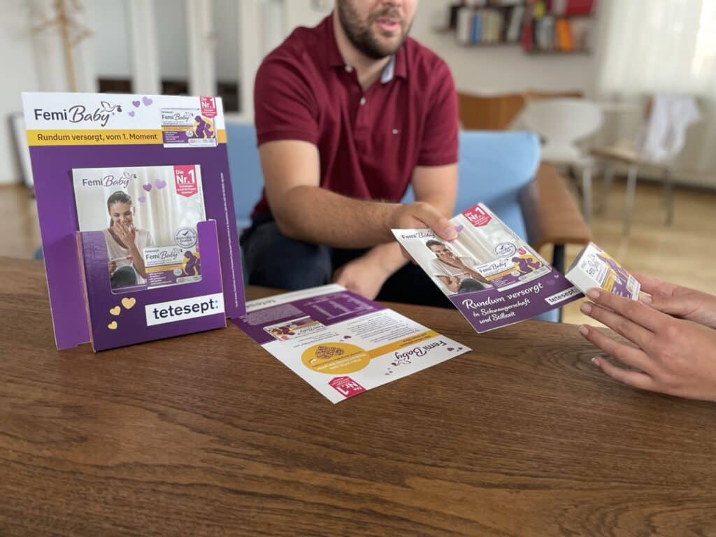 Beratungsgespräch mit Produktprobe im Gesundheitsumfeld