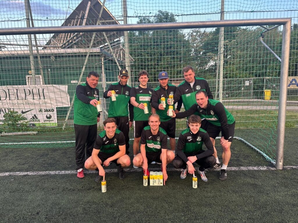 Fußballteam am Sportplatz mit einer Ottakringer Produktprobe