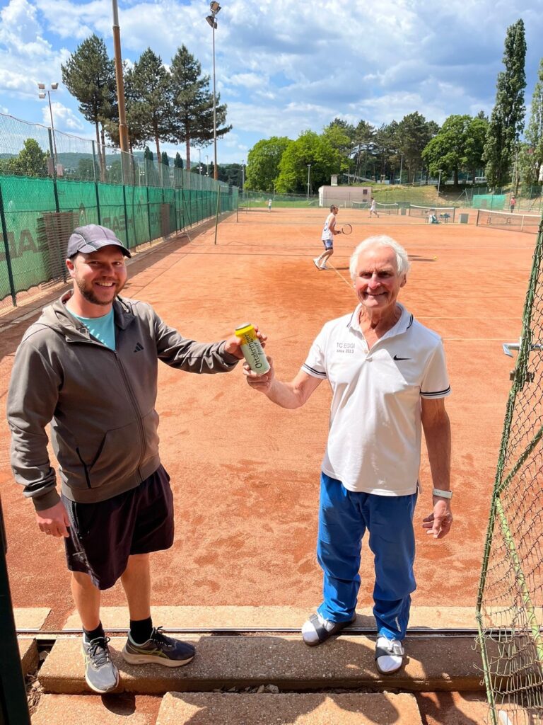 Produktübergabe im Tennisverein beim Sampling für Golden Ager