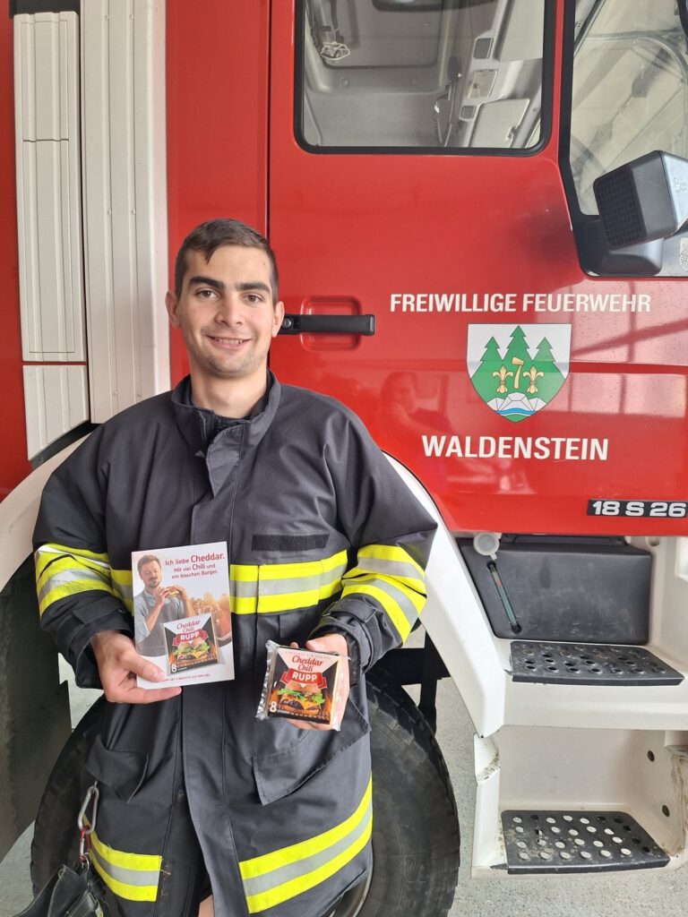 Feuerwehrmann erhält im Vereinsumfeld eine Rupp Cheddar Produktprobe