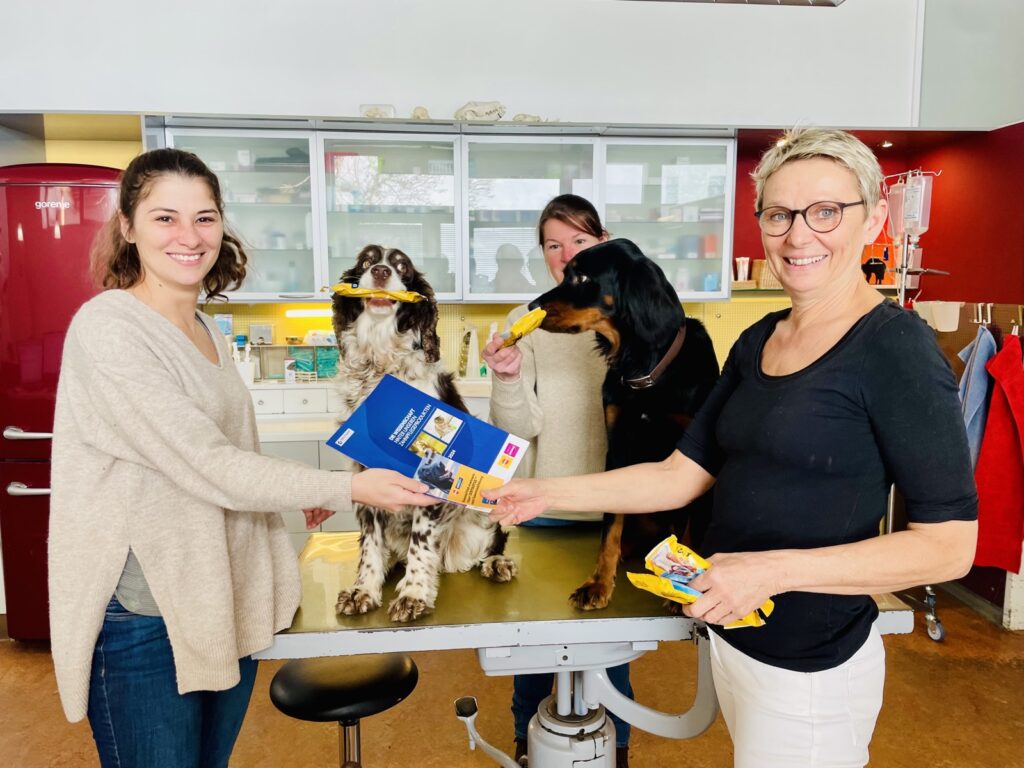 Übergabe von Dentastix Produktproben in der Tierklinik