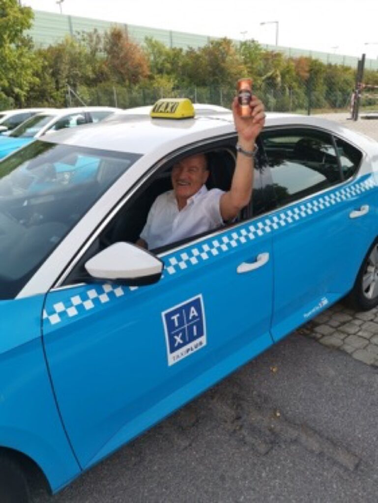 Taxifahrer mit einer Nescafé Produktprobe