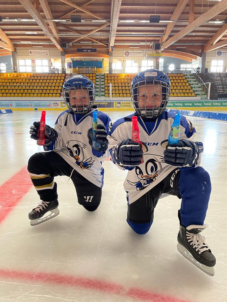 Kinder im Eishockey-Nachwuchs mit Dreh und Trink, Familien-Sampling über Freudebringer