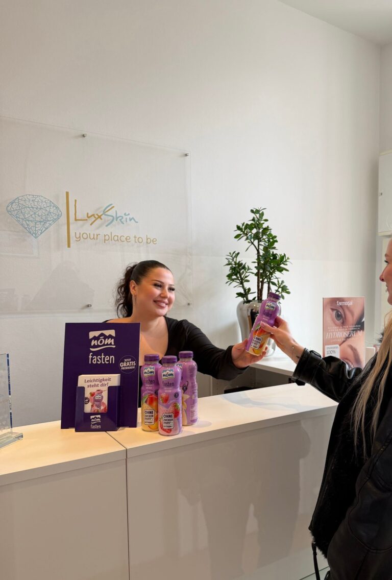 Kundin erhält im Kosmetikstudio LuxSkin einen nöm fasten Joghurt-Drink, Sampling über Freudebringer