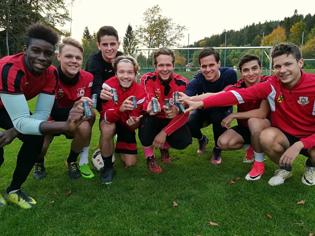 Fußballmannschaft mit Dove Deo nach dem Training, Sampling über Freudebringer
