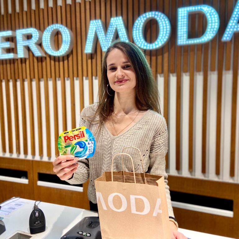 Verkäuferin im Modegeschäft Vero Moda mit Produktproben