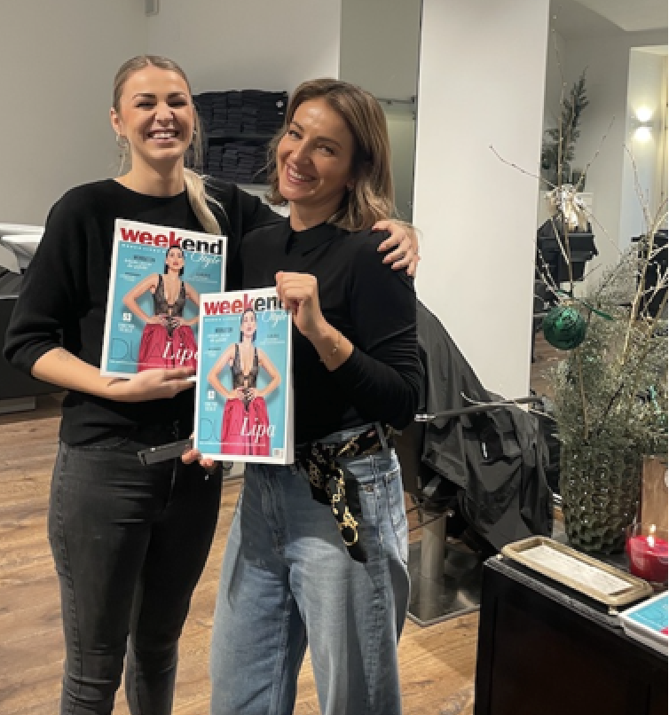 Zwei Frauen halten ein Beauty Magazin hoch