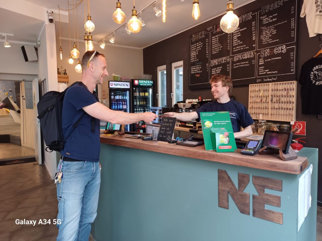 Gast und Barista an einem Café-Tresen