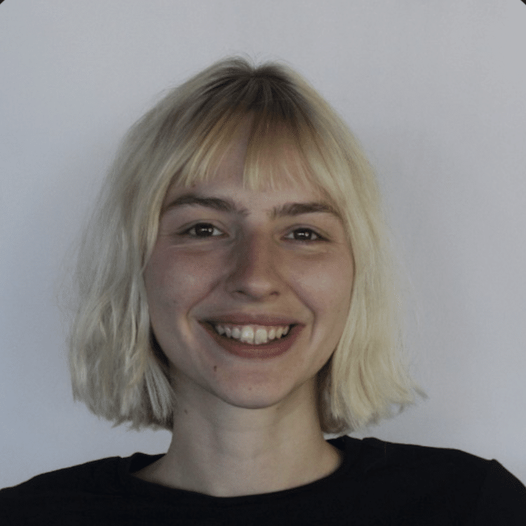 Porträt von Denise Pflügl, Projektmanagement